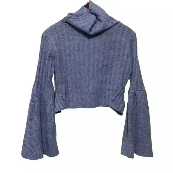 Long sleeve turtle neck sweater with flared bell sleeves size small cropped - Picture 2 of 8